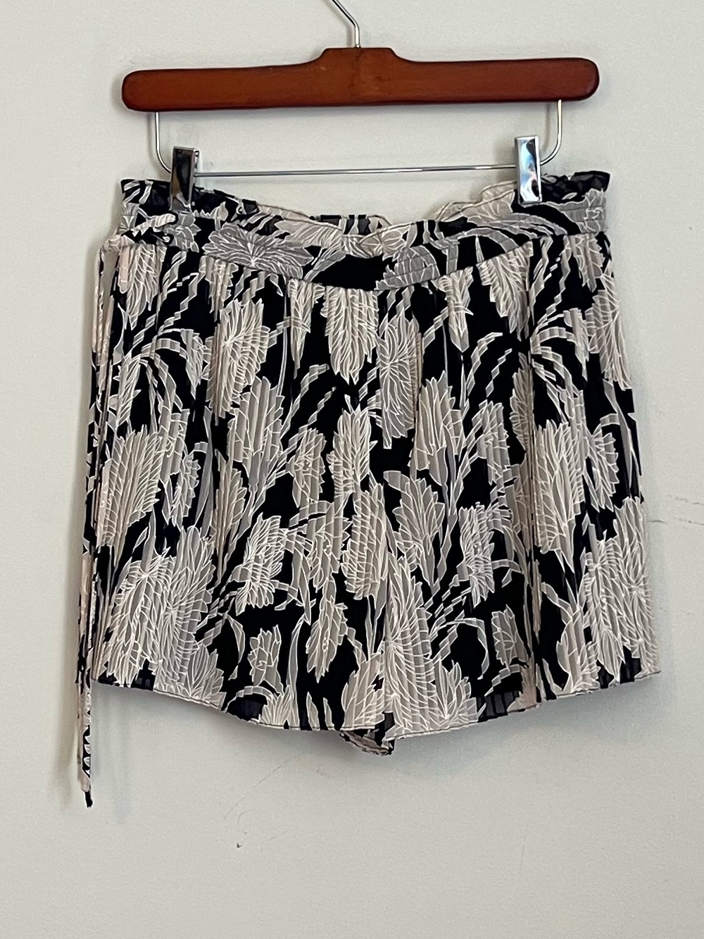 Club Monaco Pleated Navy Blue Marine Katya Shorts - Picture 4 of 6
